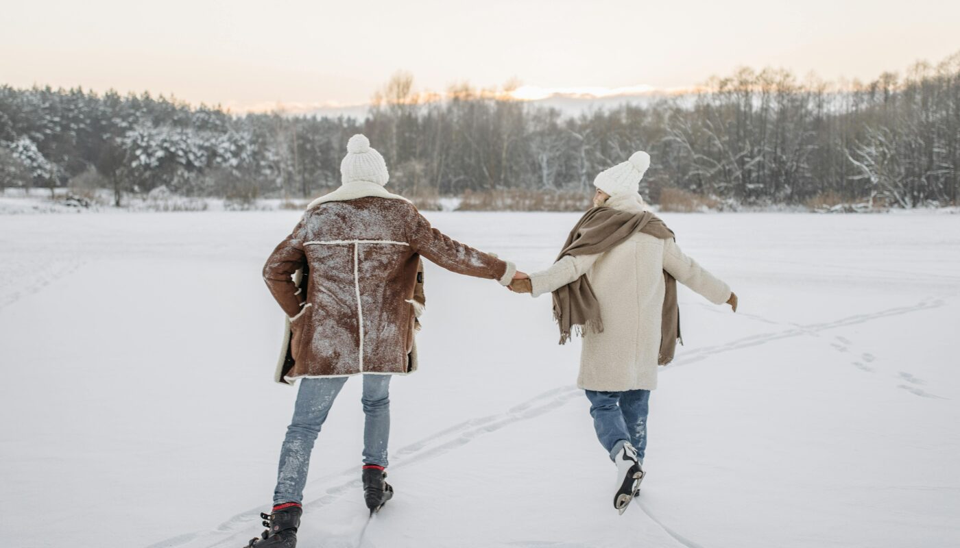 https://www.pexels.com/photo/a-couple-ice-skating-6712129/