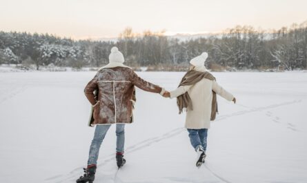 https://www.pexels.com/photo/a-couple-ice-skating-6712129/