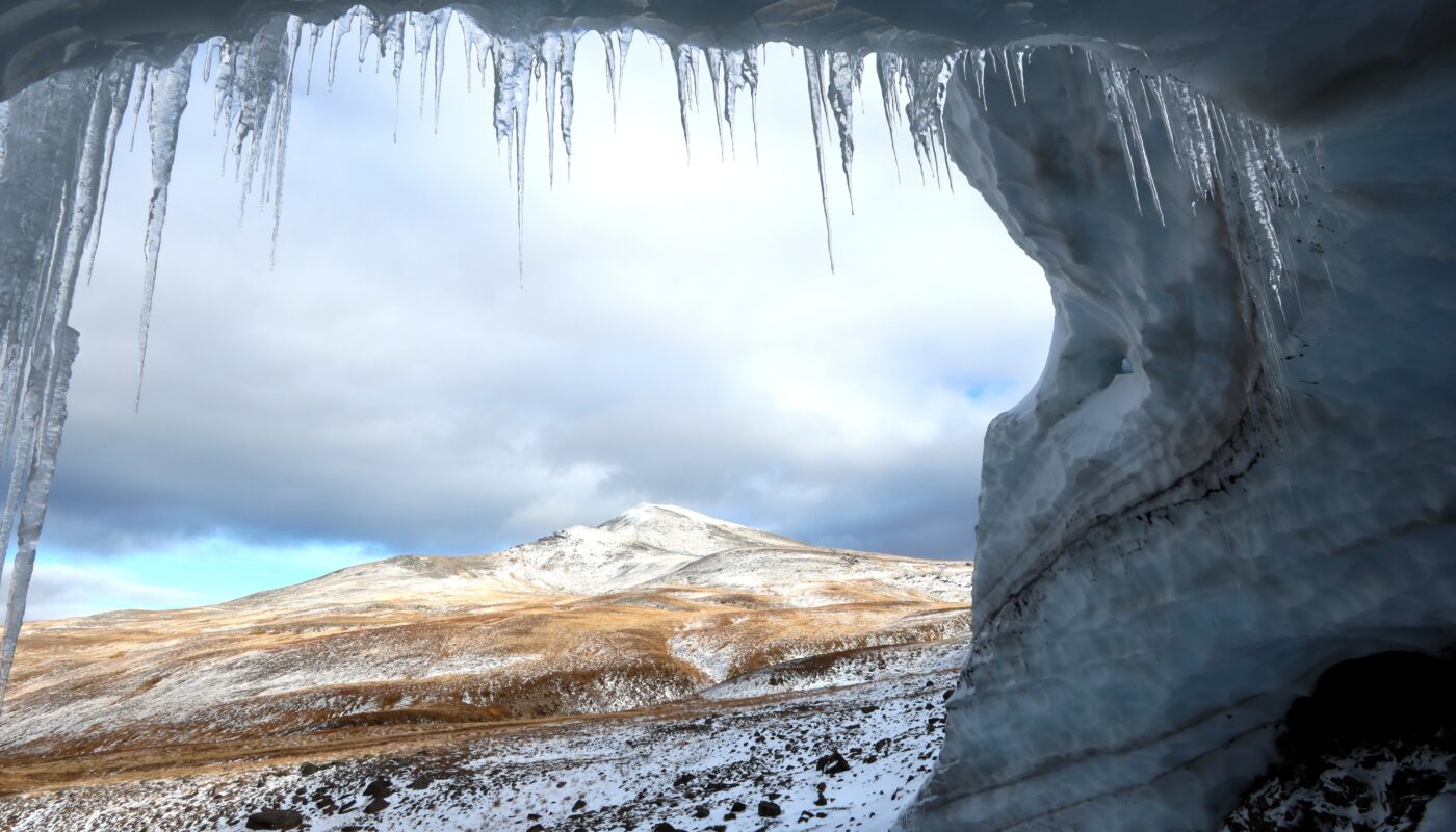 https://pixabay.com/photos/kamchatka-cave-winter-icicles-6699158/