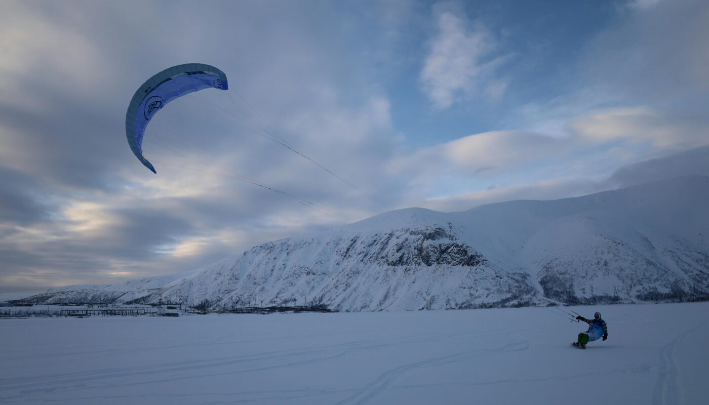 https://www.pexels.com/photo/person-snowkiting-near-a-mountain-11302806/